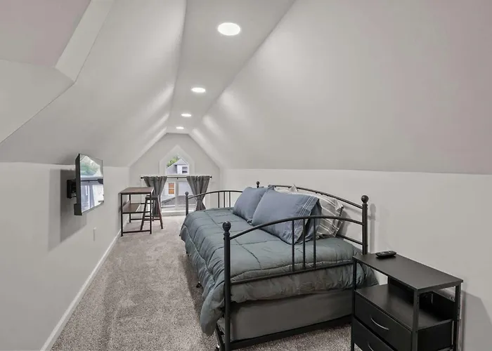 Modern 4br - Firepit & Grill - Sleeps 10 Holiday home Columbus